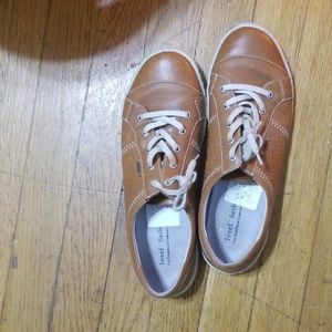 Leather walking shoes